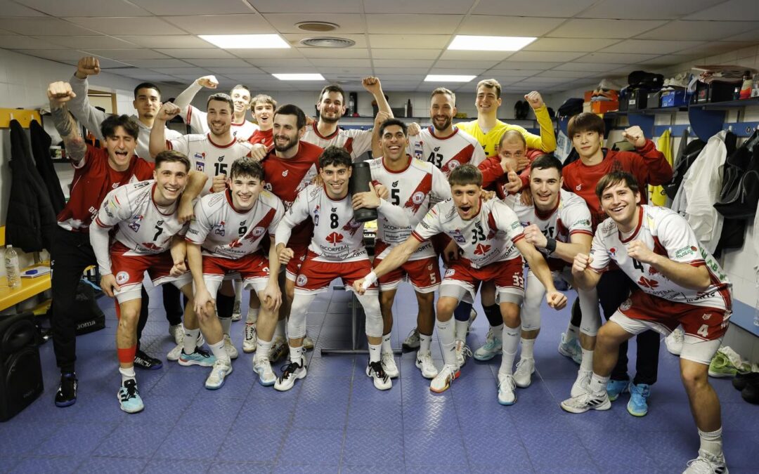 El Dicorpebal Logroño ha ganado de forma agónica, en él último segundo, al Rebi Cuenca, por 32-31, y seguirá una semana más en el segundo puesto de la Liga Asobal.