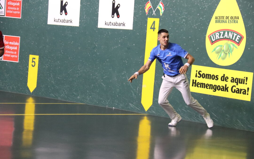 Zabala y Martija, ganan su partido del Campeonato de Mano por Parejas.