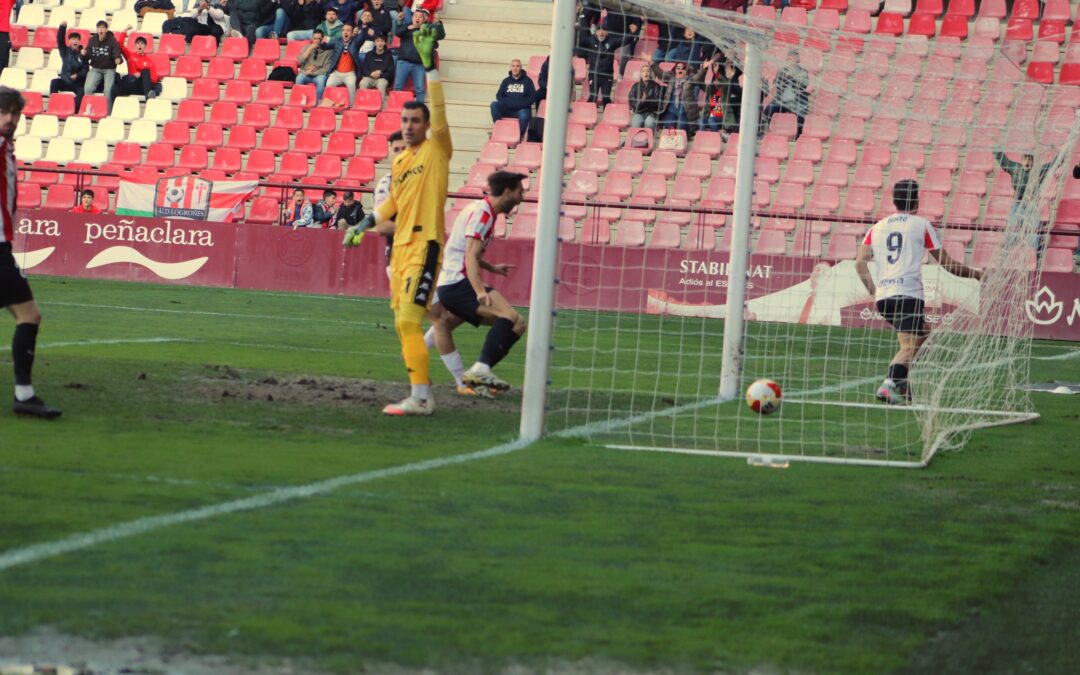 U.D. Logroñés golea a la S.D. Logroñés en Las Gaunas, y se mete en la fase de ascenso.