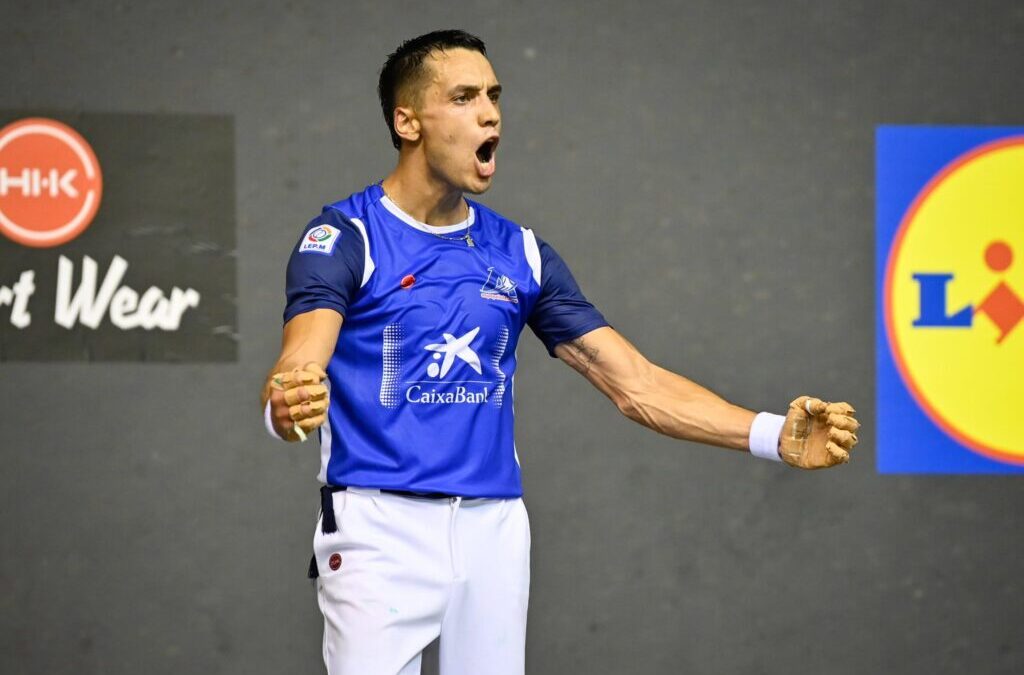 Javier Zabala se acerca a semifinales del manomanista tras ganar a Larrazabal.