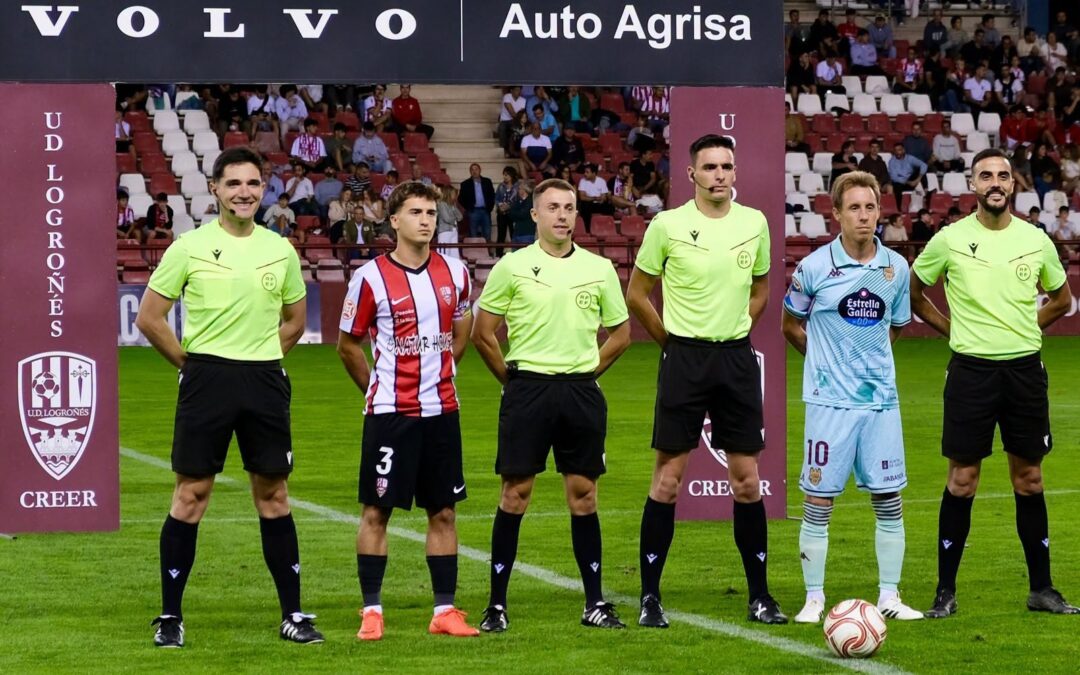 La UD Logroñés sobrevive ante el Pontevedra tras quedarse con un jugador menos y sin entrenador pasada la media hora de juego. Mantiene el invicto, pero no el pleno de puntos.