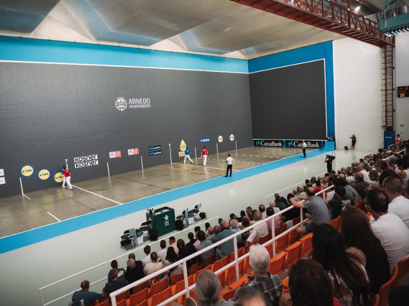 Inauguración del Frontón de Arnedo con tercera victoria de Dario Gómez tras su reaparición .